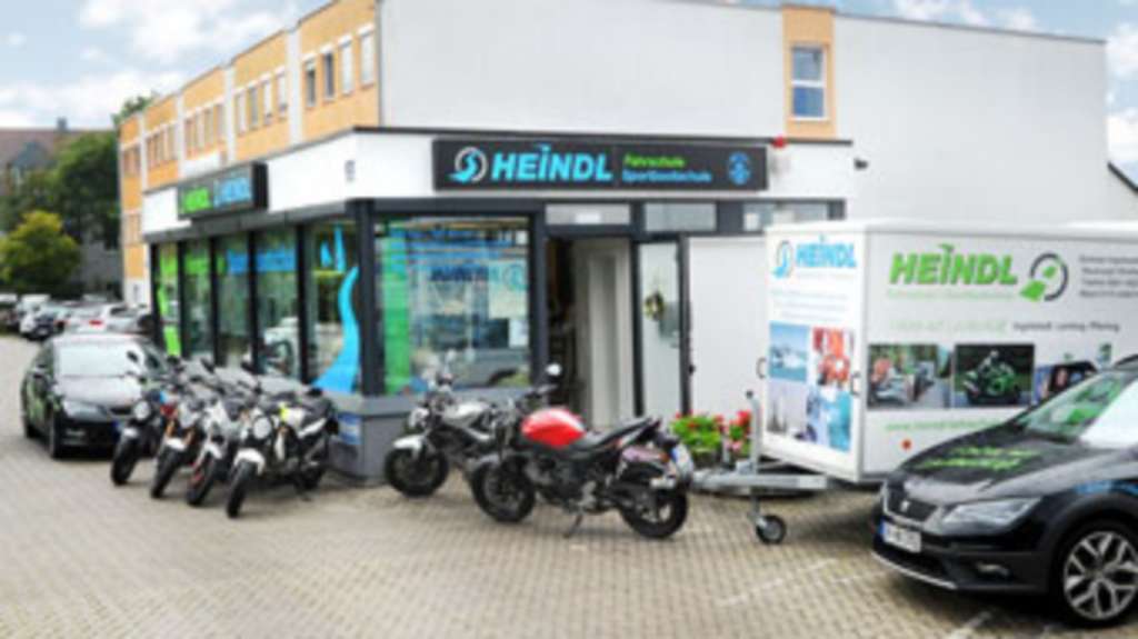Fahrschule Heindl in der Neuburger Straße mit Fahrschulautos, Motorrädern und Anhänger